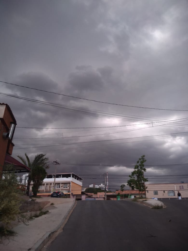 RafaRodrigo1990's tweet photo. vem chuva forte 😱 https://t.co/D3i3GqXoe2