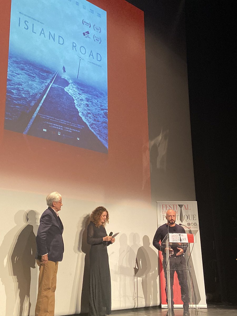 Le #prixmedia a été attribué au #réalisateur insulaire #FrancescuArtily pour son documentaire #IslandRoad #bravo