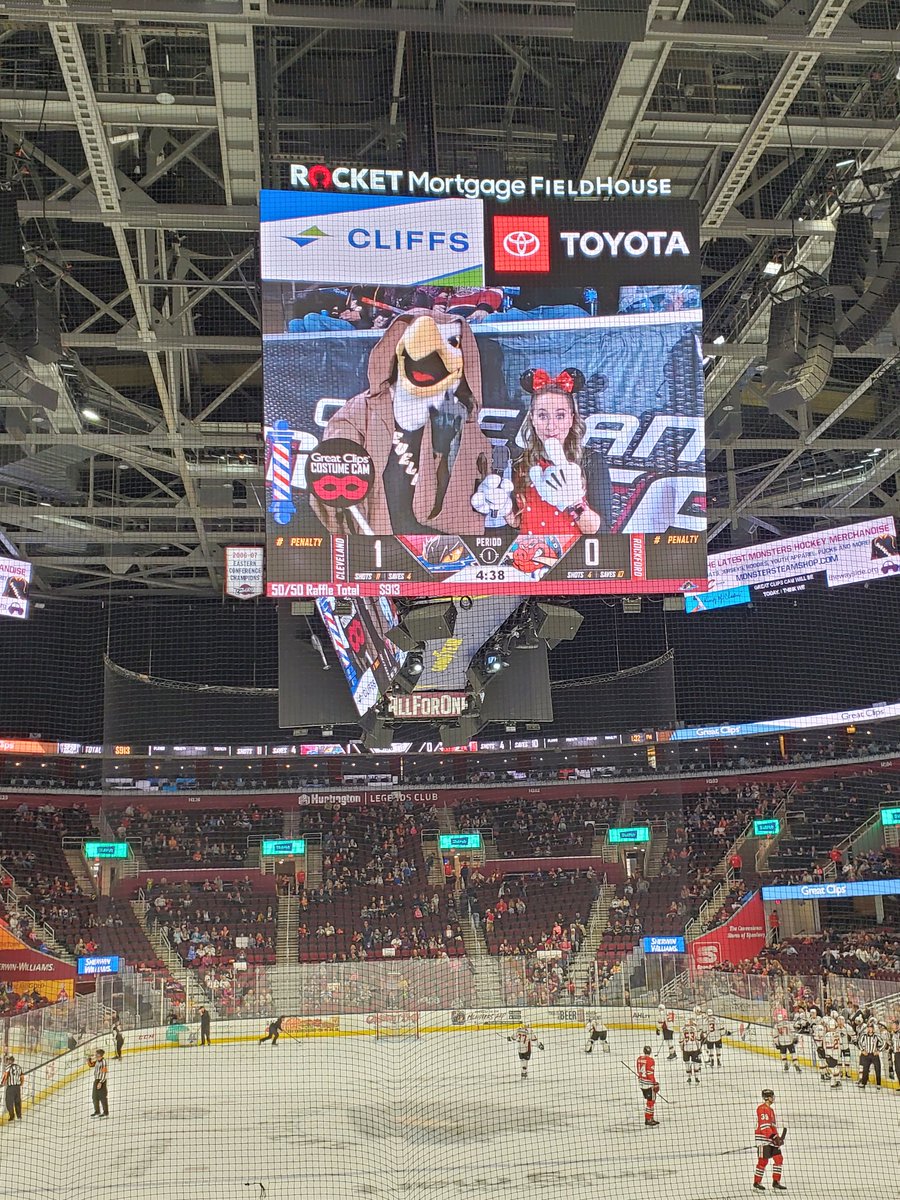erinsiwik's tweet photo. My first hockey game!! @monstershockey  #LightTheLand https://t.co/ObsRmzcVTr