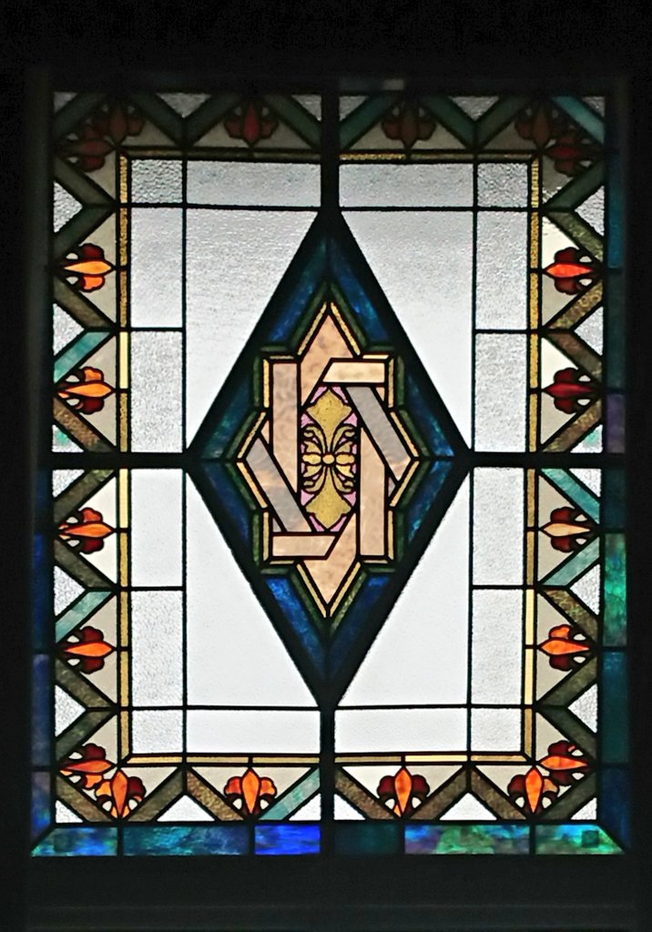 わんこ 正面ステンドグラスの奥には大阪城天守閣も見える