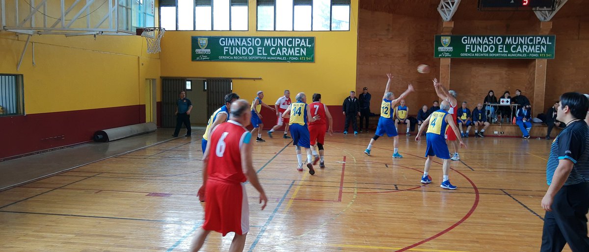 BelmarCastro's tweet photo. Que lindo ver jugar a estos señores😎😎😎 #NacionalMaxiBasquet #U70 #Temuco #FundoElCarmen https://t.co/gASj3VaB4z