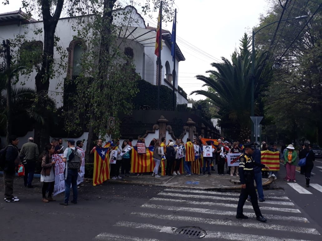 Alto a la represión!!!!!                           Sí a la autodeterminación
embajada de españa en México #Tsunamidemocratic #sitandtalk #Llibertatpresospolitics #CDR #cdrMéxico #Llibertatpresospolítics