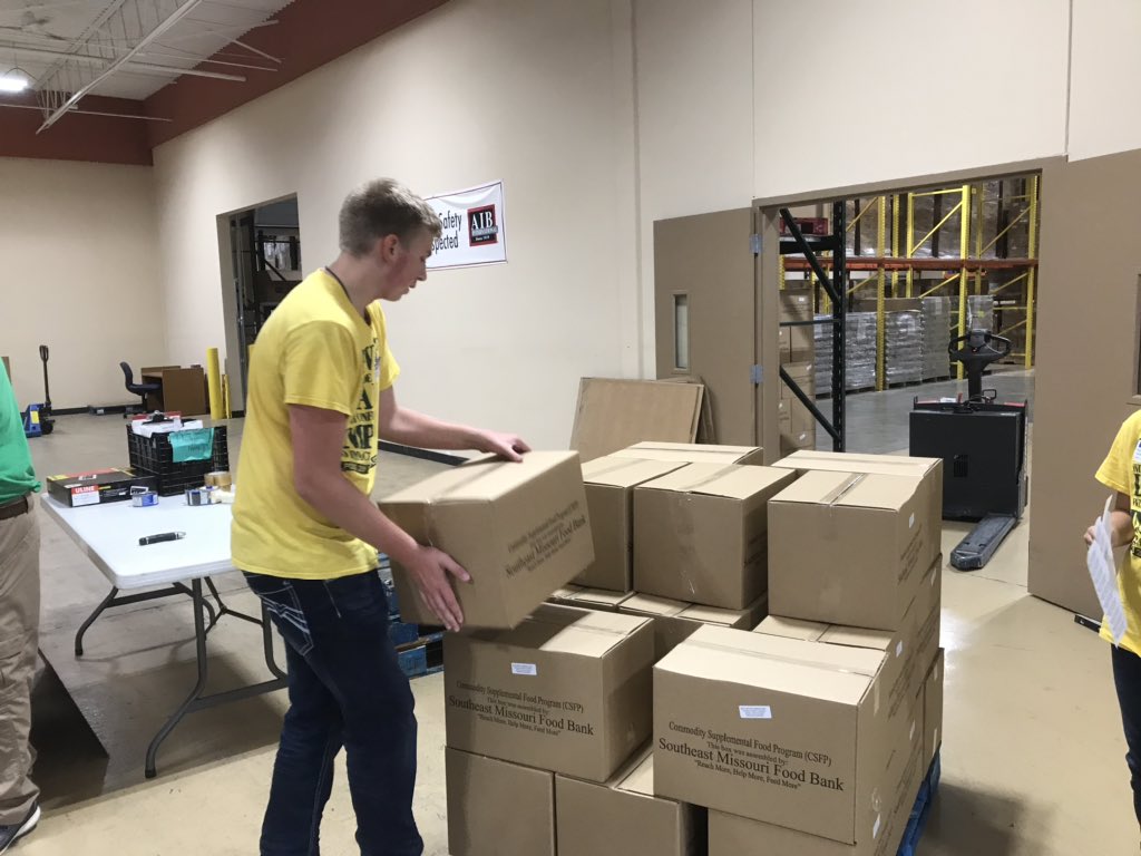 D32MrsBrown's tweet photo. Thankful for 💚 PCMS BLAST 💚 students who volunteered @semofoodbank on Friday. What a meaningful workout! @PCMSD32 @pcsd32 #piratepride #WeAreD32 #CommunityService #endhunger https://t.co/1LsDiEwc2y