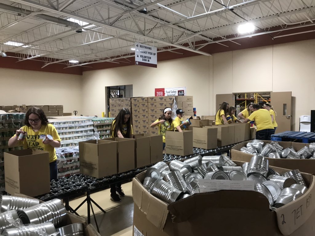 D32MrsBrown's tweet photo. Thankful for 💚 PCMS BLAST 💚 students who volunteered @semofoodbank on Friday. What a meaningful workout! @PCMSD32 @pcsd32 #piratepride #WeAreD32 #CommunityService #endhunger https://t.co/1LsDiEwc2y