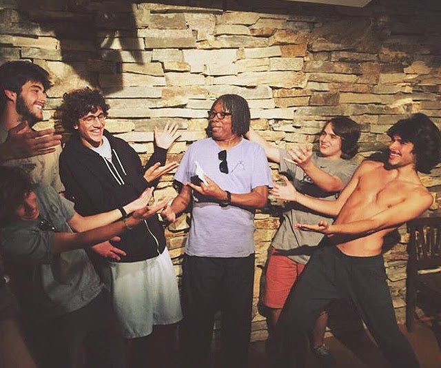 Hoje é dia de <a href="/milton_bituca/">Milton Nascimento</a> dia de mais do que nunca lembrar e celebrar o que ele fez e faz pela música do nosso país e do mundo. Como disse João Bosco outro dia, "Milton é um milagre". Um acontecimento de puro fluxo genial que aconteceu aqui.. facebook.com/35228957488148…