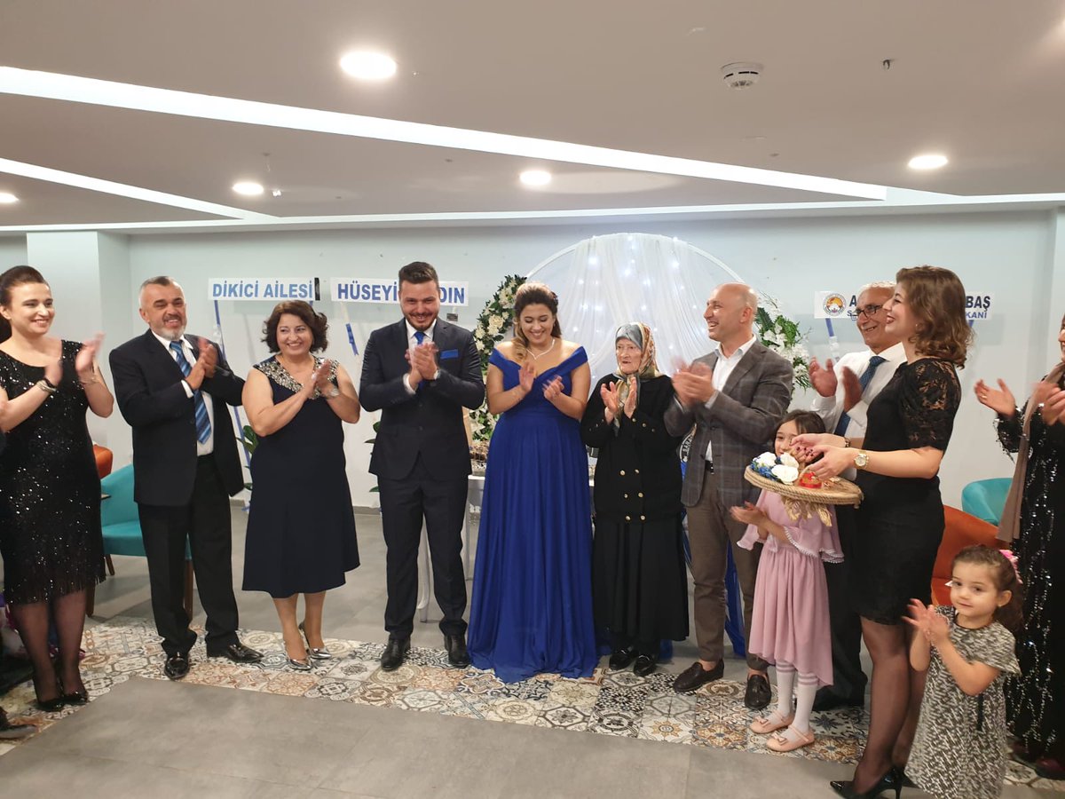 Ailemizin gülen yüzü, yeğenim Tutku ile Volkan kardeşimizin nişan yüzüklerini taktık. Mutlu bir yuvanın temellerini attığımız bu güzel nişan merasiminin başta genç çiftimiz olmak üzere Yağız ve Albayrak ailelerine hayırlı olmasını diliyor, mutluluklar temenni ediyorum.