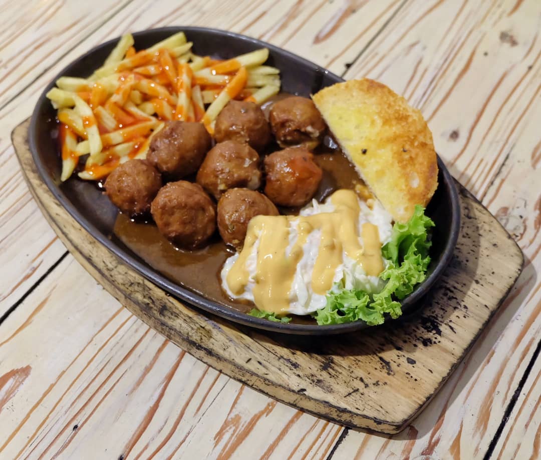 legasiadden's tweet photo. Korang semua okay tak tu Selangor kalah? Takpe jangan marah-marah. Makanan di Legasi Adden tak pernah kalah 😋

#LegasiAdden https://t.co/O6Mp3nkU1g