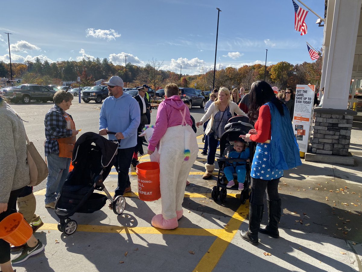 HD4282's tweet photo. Happy Halloween! 👻 We were the first stop in the Smithfield Police Department Trick or Treat Parade in our shopping plaza! https://t.co/gD6whglQgu