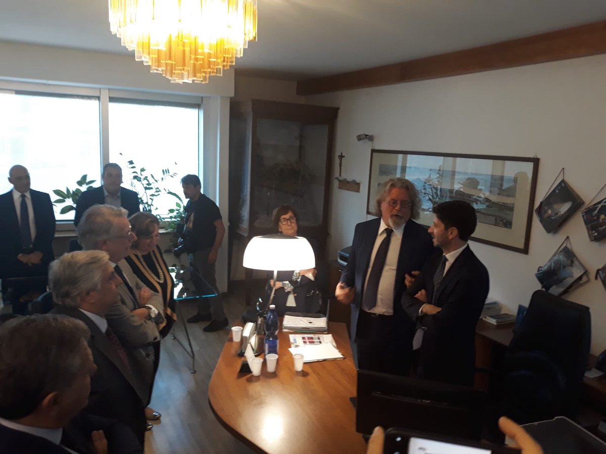 robersperanza's tweet image. “Lo Stato deve prendersi cura di chi si prende cura di noi”. 
Al lavoro sulla legge contro le aggressioni e la violenza al personale sanitario. È un fenomeno inaccettabile a cui si deve rispondere con la massima determinazione. #Salute