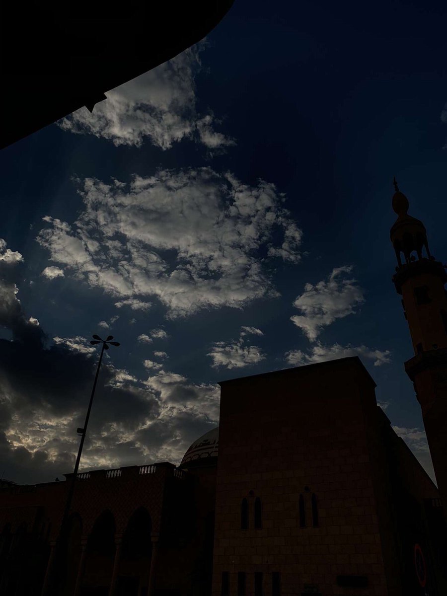 اللّي يحبّون الغيم ورّوني تصويركُم له💛
أنا بَبدأ 💛🌿.