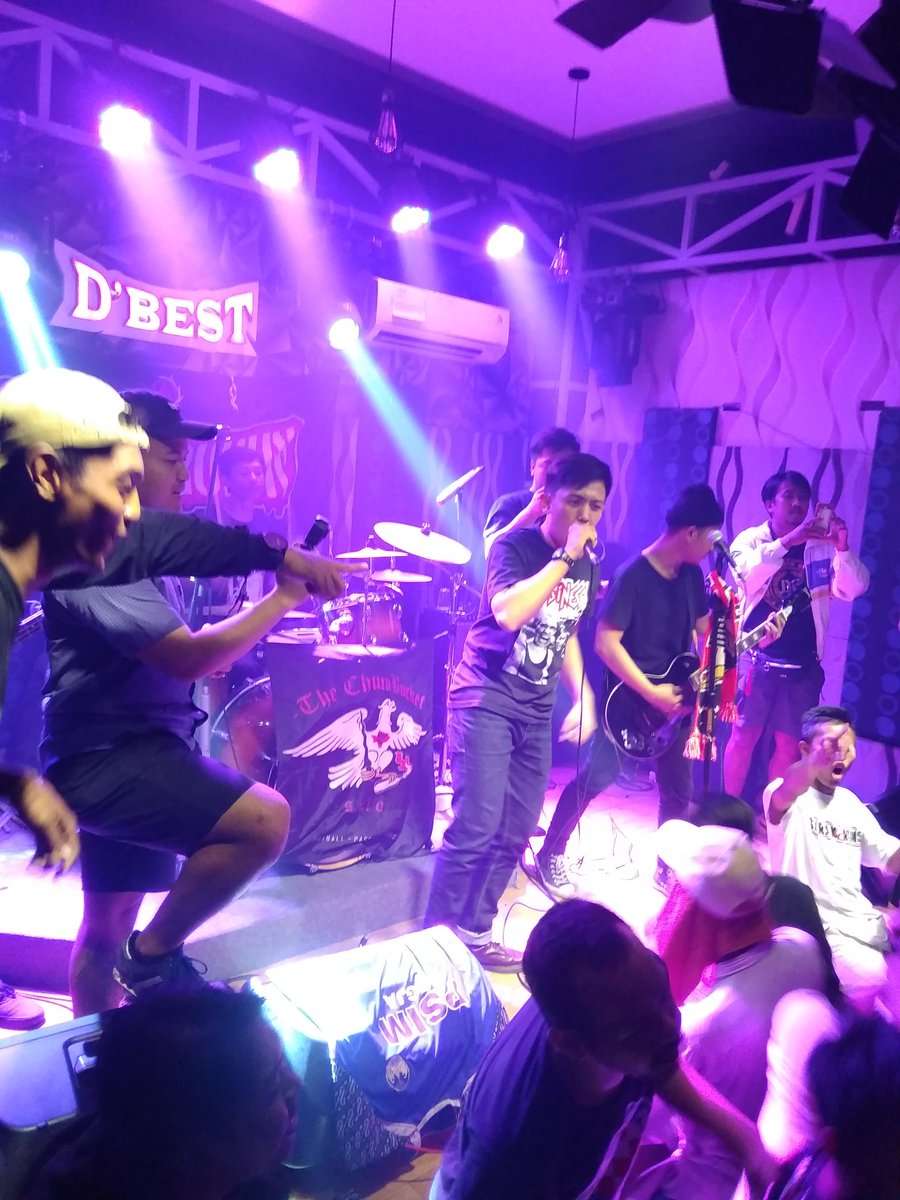 THE CHUMBUCKET ON STAGE 💥