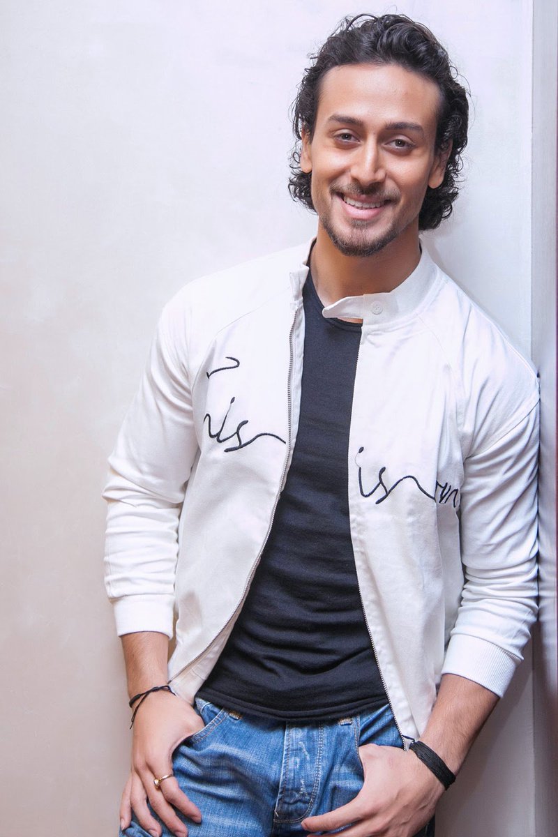 tigershrofflive's tweet photo. Go and enjoy #War with your family and friends this Diwali in theatres and make your Diwali ππππ special!!πππ
WAR AGAIN THIS DIWALI
@iTIGERSHROFF @TeamTIGERSHROFF @AyeshaShroff #TigerShroff #War #WarCreatesHistory #HrithikVsTiger #HappyDiwali #HappyDiwali2019 https://t.co/t0fducMpYy
