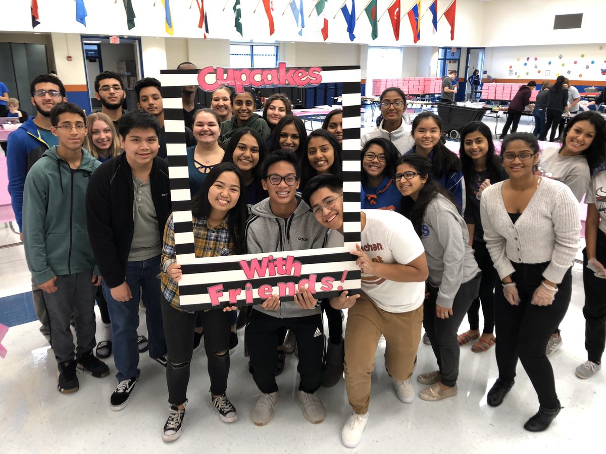 HEHSinteract's tweet image. Interacters helping out at Cupcakes w/ Friends !! Come to the HEHS cafeteria to buy some cupcakes !!🧁 #GoHawks  @MsALongmore