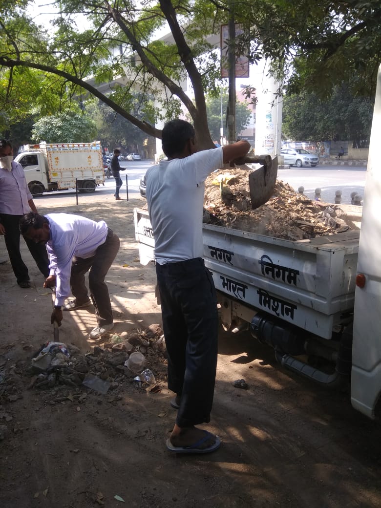 Malba being removed from roadside locations. Please cooperate and do not dump construction waste unauthorizedly.
#MalbaRemoval #NorthMCD #ConstructionWaste