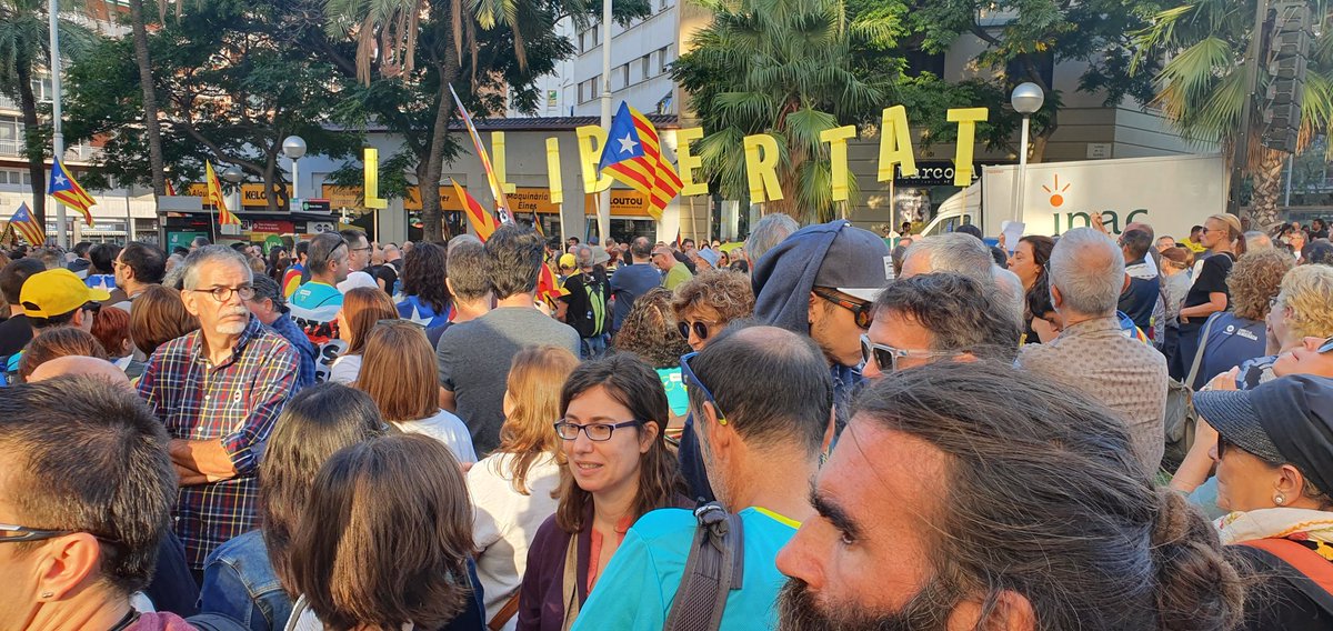 Joanju_'s tweet photo. #FreeCatalonia
#SpainSitAndTalk
#FreedomCatalonia
#Barcelona
#MadeInSpain
#ShameEurope https://t.co/No0fh6Fz9T