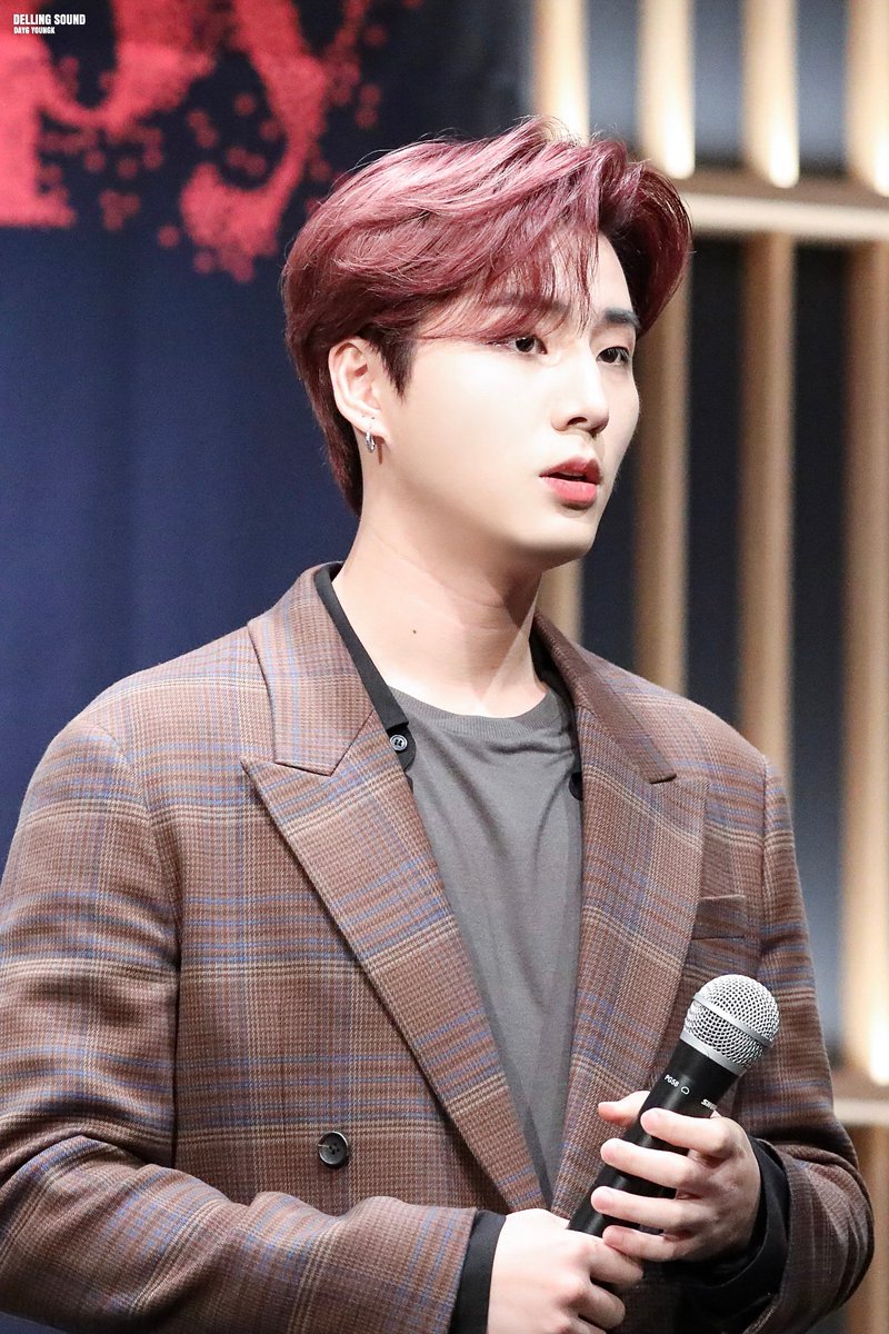Delling_Sound6's tweet photo. 191026 신촌 팬사인회
옷 머리 얼굴 모두 완벽,,👏👏 
#DAY6 #데이식스 #영현 #영케이 #YoungK #The_Book_of_Us #Entropy #Sweet_Chaos https://t.co/gM4jXNrhq2