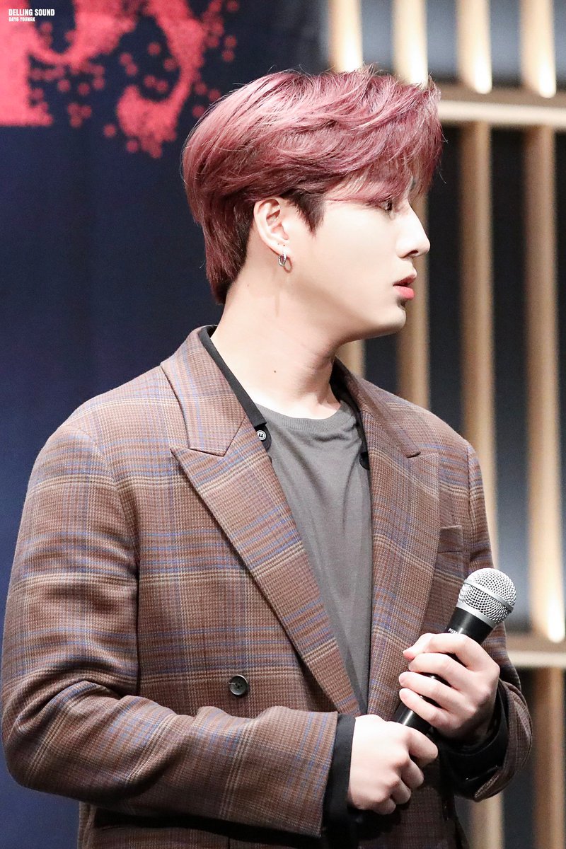 Delling_Sound6's tweet photo. 191026 신촌 팬사인회
옷 머리 얼굴 모두 완벽,,👏👏 
#DAY6 #데이식스 #영현 #영케이 #YoungK #The_Book_of_Us #Entropy #Sweet_Chaos https://t.co/gM4jXNrhq2
