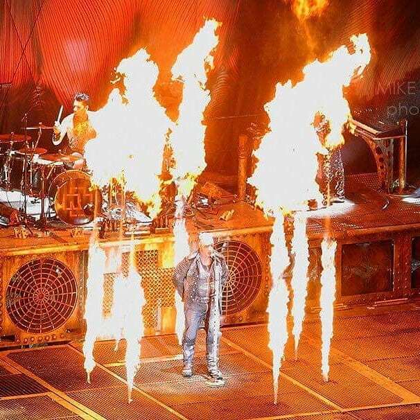 Rammstein.France on X: "Wollt ihr das Bett in Flammen sehen ? 🔥🔥🔥🔥 # rammstein #till #lindemann #tilllindemann #tillgasm #rammsteinfrance  #singer #mig #madeingermany #tour #wolltihrdasbettinflammensehen #widbifs  #flammethrowers #fire #feuer #german ...