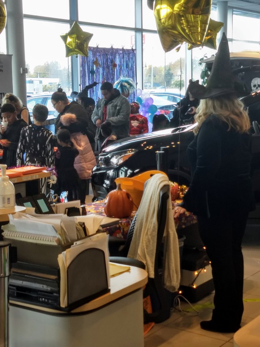 Hey Everybody...
Trunk or Treating at @esyrchevy 🍭🍬🍫🍩
Free festivities ongoing until 12:30pm‼️

Check out this event and many more at UrbanTsyr.com 😘