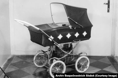 Believe it or not, this is a SPY PRAM used by communist Czechoslovakia's secret police to snoop on people. Spooky gallery by Amos Chapple <a href="/rferl/">Radio Free Europe/Radio Liberty</a> rferl.org/a/the-communis…