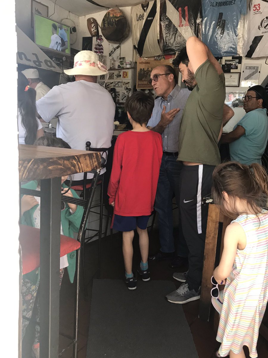 marusasias's tweet image. Estás a un día de las elecciones y el tipo te cae manso q comer unos pescados en la curva! Se nos va pa arriba la pescadería la franja!