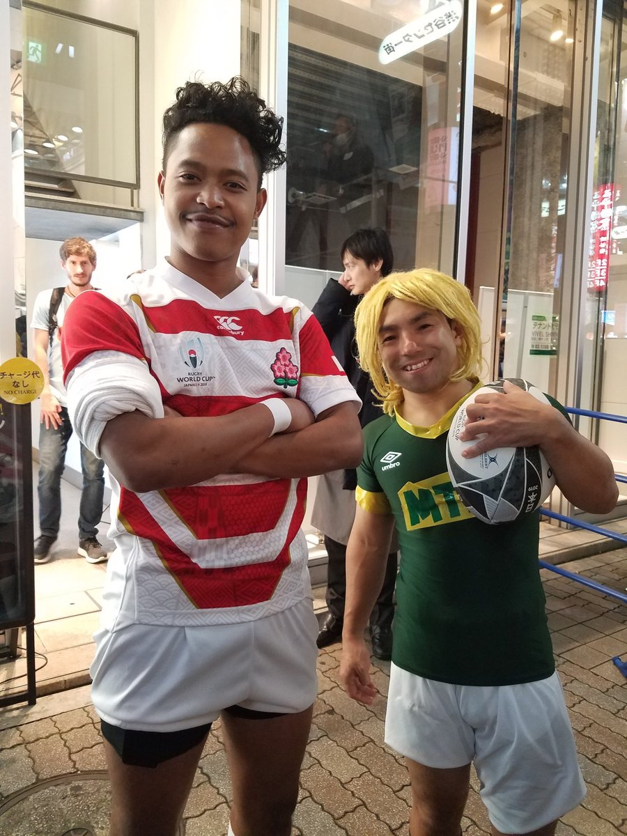 日本代表の松島幸太郎こと、リロイ太郎と共に、南アフリカのスクラム