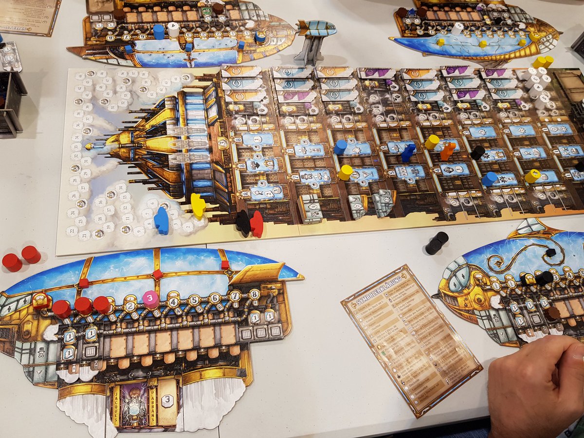 robbynbg's tweet photo. Kurzeindrücke die Fünfte #spiel2019:
Steamopolis bei Corax Spiele
Sieht sehr kompliziert aus, Regelheft ist sehr dick, Siegpunktmarker sind irrsinnig groß für die Punkteleiste. 🤨
Die drei Spieler, denen ich zuschaue, sind mehr am Regeln diskutieren. 🤔
Ziehe mal lieber weiter... https://t.co/IkMfK2qWzP