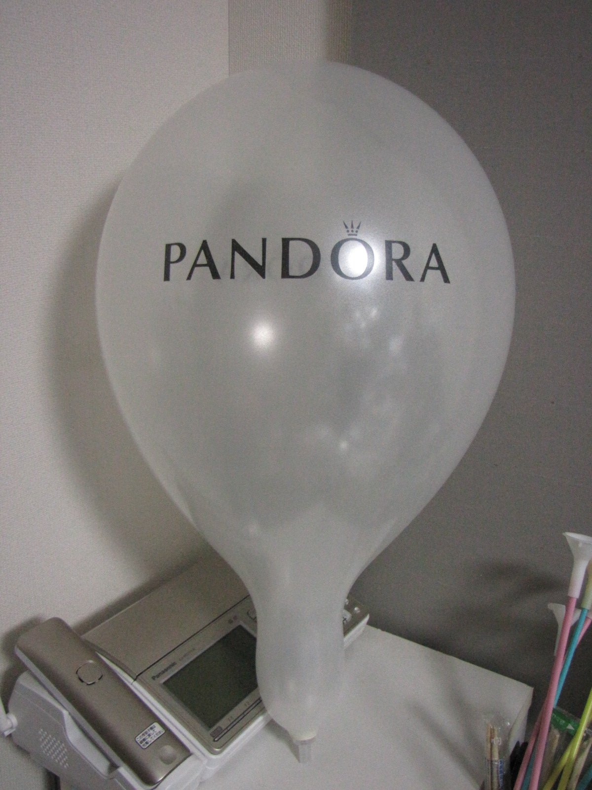 おるく 療養中 2年前にもらった Pandora の風船を Max膨らまし パールカラーは割れやすいのだけど よくもってくれました 大きさは14インチぐらいで配布風船としてはけっこう大きい部類 T Co Togr9otpsr Twitter