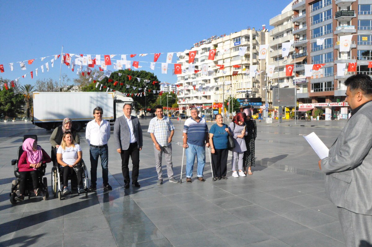 Huseyinayhanant's tweet photo. 26 Ekim Hasta Hakları Günü Nedeni İle Hasta ve Engelliler İle Yakınları Hakları Derneği(Heyad) Atatürk Anıtına çelenk koymuş Hastaneler de yatan Hastaları ziyaret ederek geçmiş olsun diyerek karanfil dağıtmışlardır.@saglikbakanligi @HEYAD6 #HastaHaklarıGünü #heyad #cumartesi https://t.co/pXpmcEcdgh