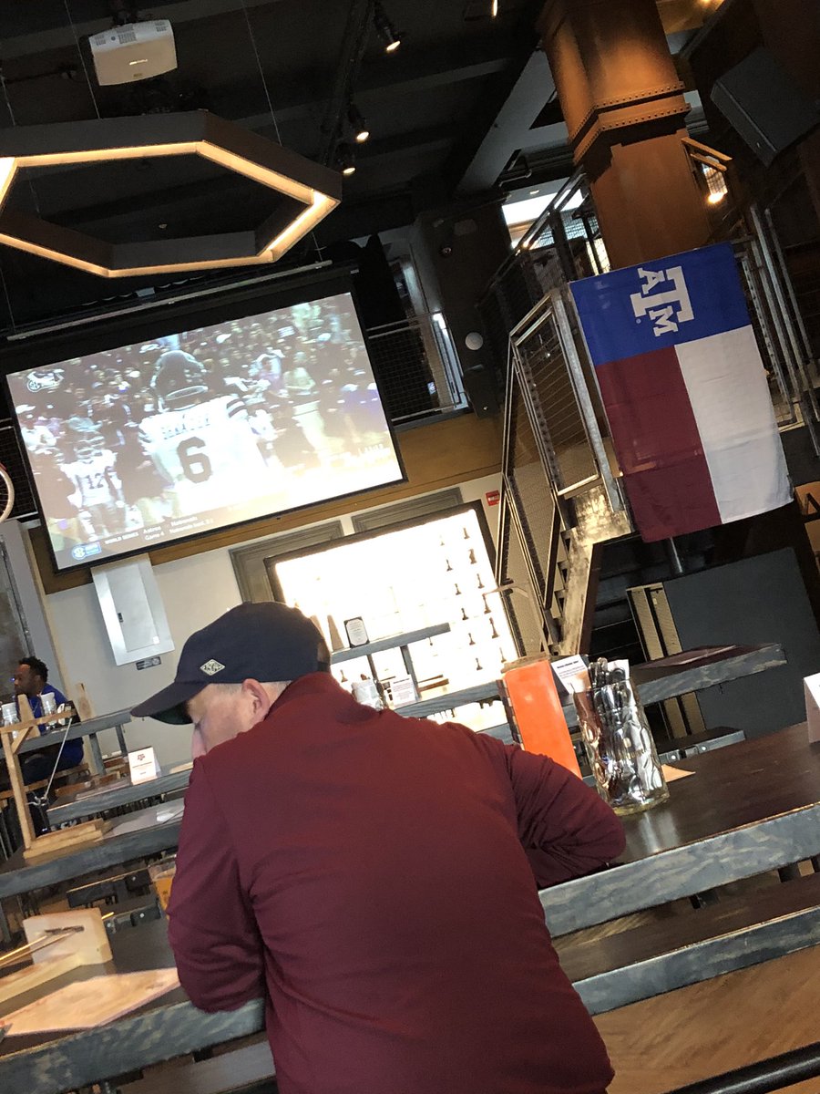 kmcmah12's tweet photo. A&amp;M watch party in New York! #GigEm https://t.co/D915ZlitNc