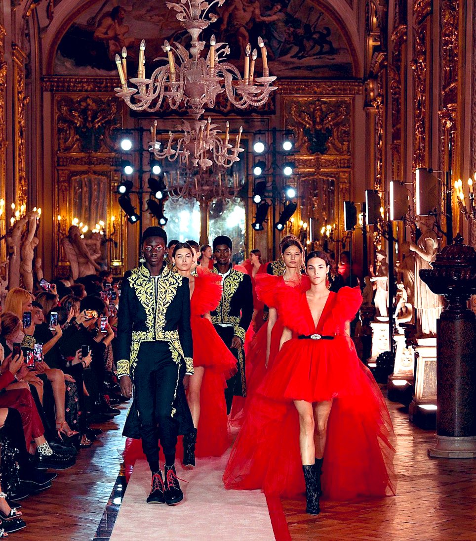 BCNFashionPress's tweet image. 💕 #giambattistavalliparis x @hm
👉¿Cuál es tu look preferido?
👆Nuestros imprescindibles en IG stories 😝
#BarcelonaFashion #Project 💕