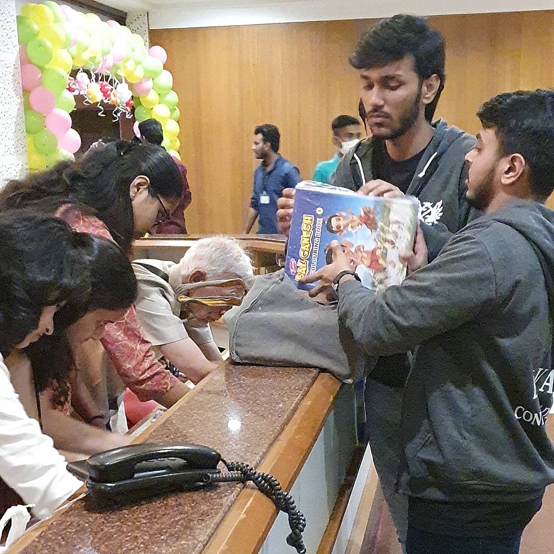 EpitomeZenith's tweet photo. We believe that supporting the cause of children is a great way to celebrate Diwali💥
Hence TEAM ZENITH donated colouring books and crayons to children suffering from cancer at Tata Memorial Hospital. 
.
.
#CSR #tatamemorialhospital
#zenith #charity https://t.co/ncMRidCxCu