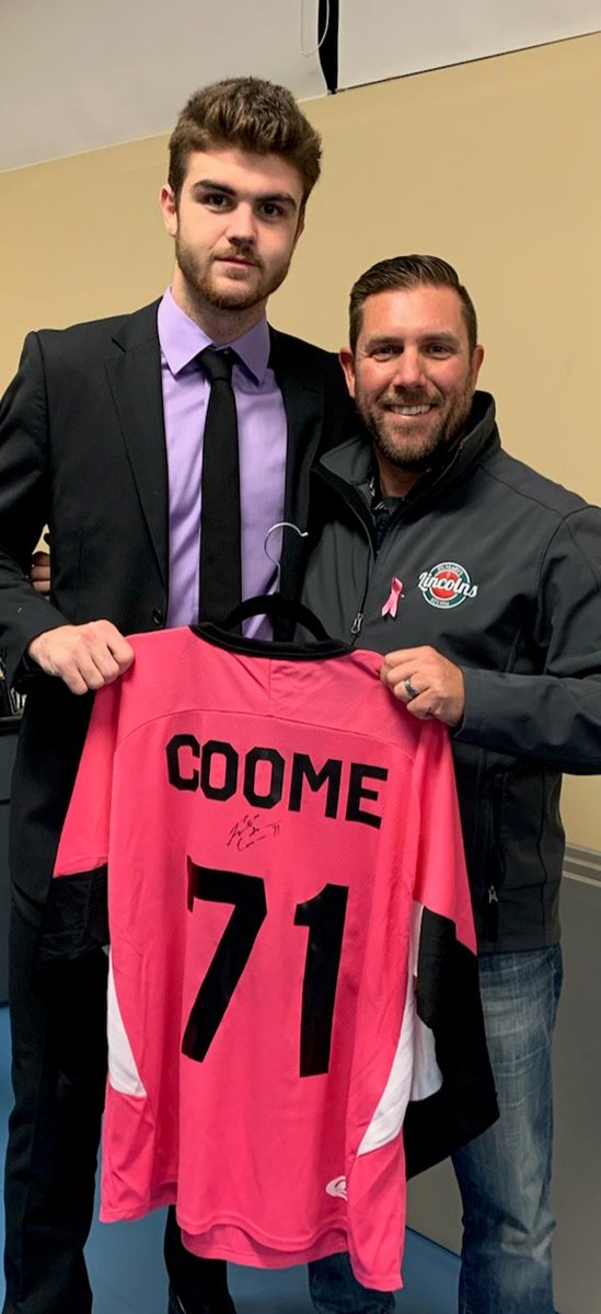 ProudPapaJ's tweet photo. Had a great convo with former @GoLondonKnights &amp; current @stmlincolns D-Man Riley Coome. I bid on &amp; won his #PinkInTheRink Jersey supporting @ccshuronperth. We chatted hockey &amp; business as he's attending @WesternU. Thanks Riley! 
#LincolnsCommunityOutreachProgram #WeAreLincolns🧬 https://t.co/t93Vgjzeaf