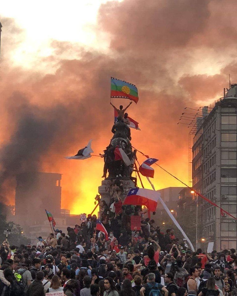 yonofuiorg's tweet photo. Chile de pie.
La bandera mapuche bien en alto.
Foto: @Su_Hidalgo - 25 de octubre de 2019
#ArribaLxsQueLuchan
#RenunciaPiñera https://t.co/EBp266jbYa