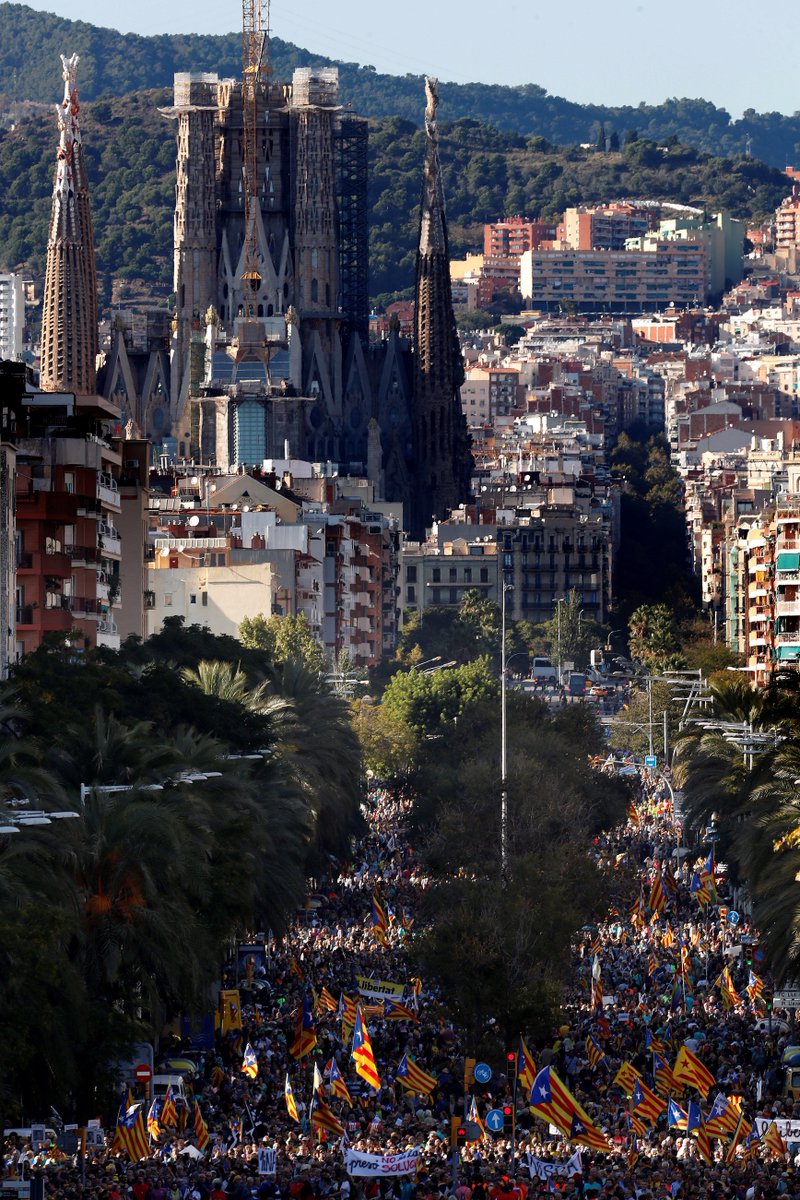 3CatInfo's tweet photo. Els manifestants contra la sentència omplen el carrer Marina des de l’avinguda Icària fins a la Sagrada Família, entre els carrers Mallorca i Provença
https://t.co/3WZaFrCSbu https://t.co/Aauf0zg9UU