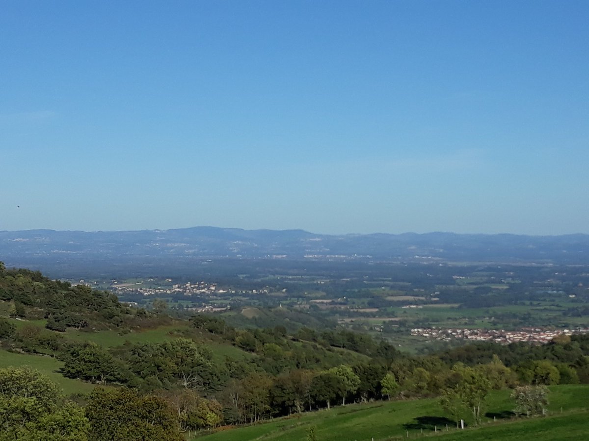 sa_papy's tweet photo. Les Monts du Lyonnais face à la plaine du Forez et les alentours de Montbrison #tourisme42 #Loire #rhônealpes #auvergne #tourisme69 https://t.co/7beGZ3hi8K
