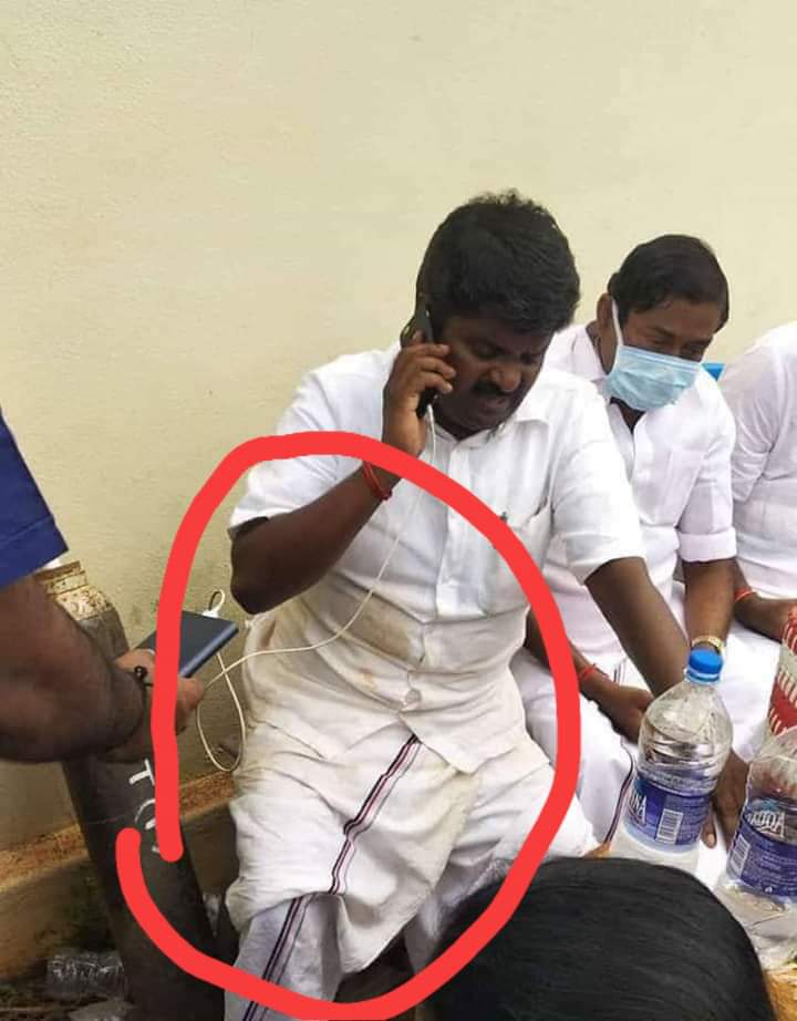 Dr_aksamy's tweet image. இன்னைக்கு காலையில் இருந்து 
இந்த  அமைச்சர் #விஜயபாஸ்கர் 
@Vijayabaskarofl
அவர்களை பாரட்டனும் தோனுது 
அமைச்சர் அப்படின்ரதை தாண்டியும் ஒரு மருத்துவரா குழந்தை மூச்சு விடுர சத்தம் கேக்க மாட்டேங்கிதுனு சொல்லும் போது அவரோட குரல்ல இருந்த 
அழுகை ஒன்னு போதும்.#PrayForSujith