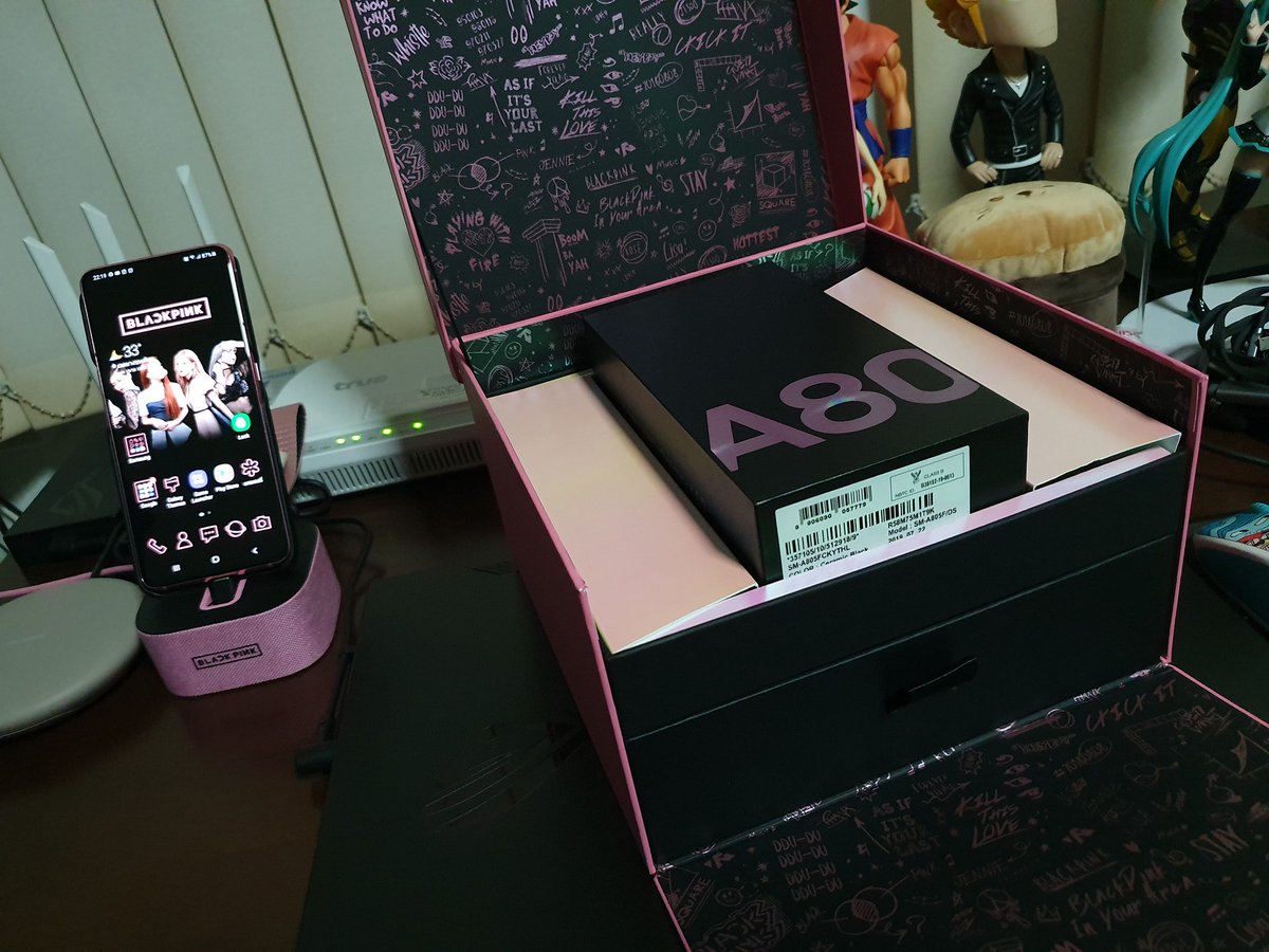 jokermaster619's tweet photo. #Samsung #GalaxyA80Blackpink สภาพใหม่เอี่ยม ครบกล่อง แถมกล่อง Blackpink + Boxset เคสลายเซ็นต์ #RoseBlackpink แท่นชาร์จ เหลือลงคอนเทนต์ได้อีก 7 ครั้ง (ไม่มีการ์ด) + Boxset เคสลายเซ็นต์ #JennieBlackpink แท่นชาร์จ ของใหม่ (ไม่มีการ์ด) + เคส #ArmorX ลองใส่ครั้งเดียว ขายรวม 20,000 บาท https://t.co/fzErK0Fr6l