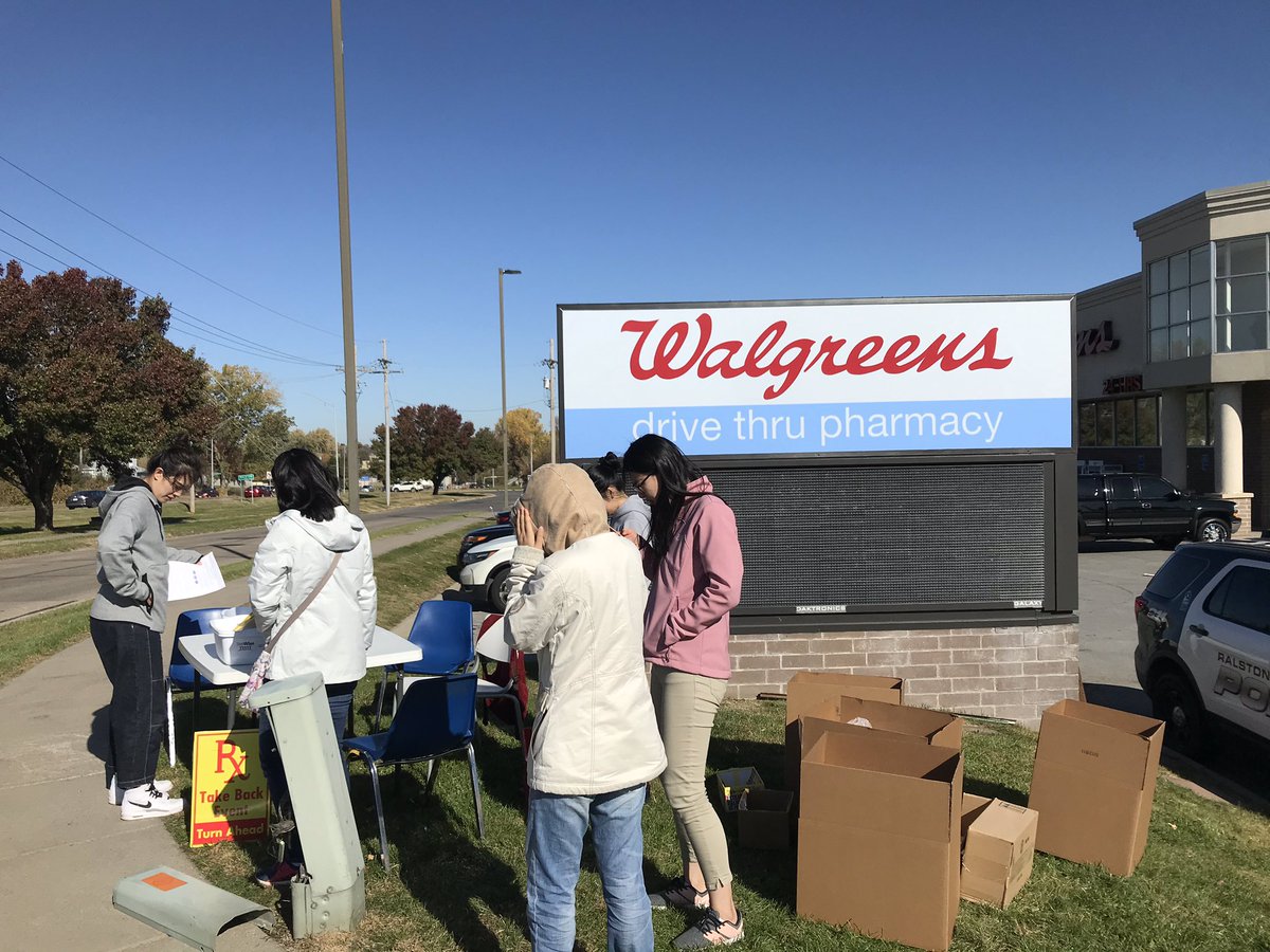 #DrugTakeBackDay at the Walgreens, 84th & Harrison St. Get rid of your old prescription meds until 2:00 PM today!  @RalstonPolice