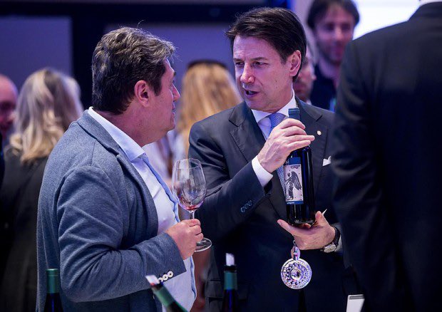 Giornata d’incontro con il mondo e la cultura del vino per il presidente del Consiglio <a href="/GiuseppeConteIT/">Giuseppe Conte</a> che incontra il maxi-banco d'assaggio, con 600 etichette selezionate, allestito a La Nuvola di Fuksas da <a href="/AISOfficial_ITA/">AIS Official</a> in occasione della presentazione della Guida Vini 2020