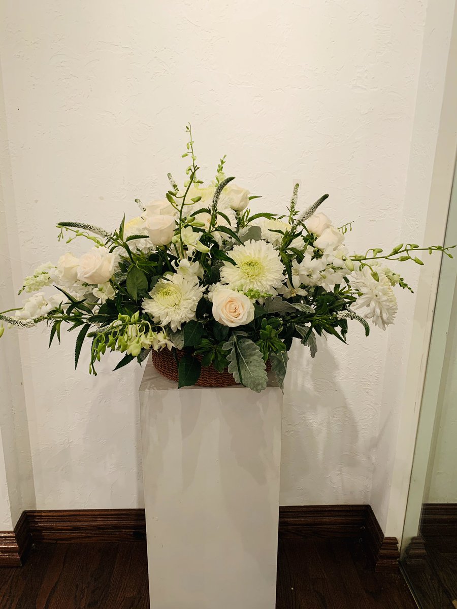 AChisomFloral's tweet photo. Sympathy arrangement designed this week for a dear friend who lost his brother #anthonychisom #andysflowerstudiotyler #anthonychisomfloral #flowers #flowersstagram #sympathyflowers #dallasfloraldesigner #tylerfloraldesigner #allwhiteflowers https://t.co/uhHXpMEHWZ