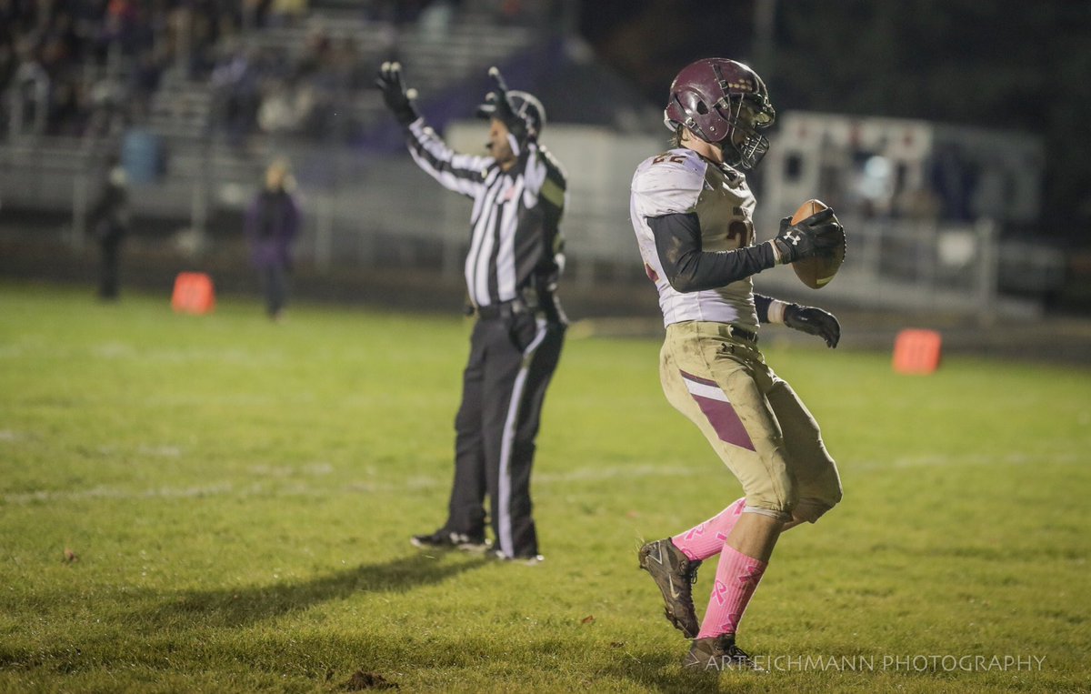 Art037's tweet photo. Omro came up just short 35-36 vs Kewaunee in the 1st round of the playoffs last night. It was a great game unfortunately Omro was on the wrong end of the score. Great job guys! #omropride #omrofootball @FansFoxes @OmroFoxesFB https://t.co/XCR5EHPZrP