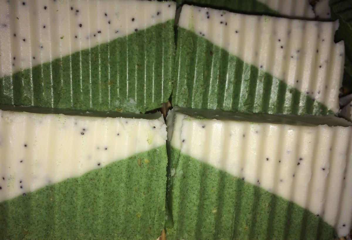 EscentoSoaps's tweet photo. Peppermint &amp; Tea Tree Gardeners Soap with added poppy seeds and oatmeal to help exfoliate skin #handmadesoaps #plasticfree #ditchtheplastic #zerowaste #gardenerssoap #peppermint #teatree #exfoliate #gloucestershire #giftideas #loveyourskin #decembersales https://t.co/JJYpUeN70W