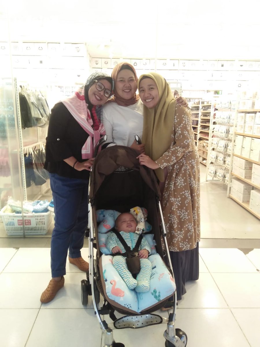 Pertama kali Uwais masuk mall, baru sejam di mall langsung tidur 😂