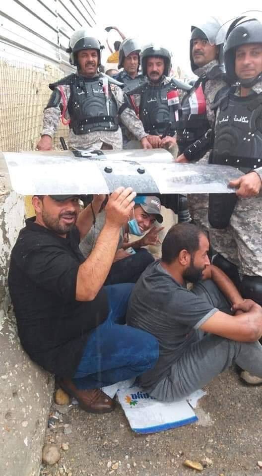 thamershaker40's tweet photo. #نازلين_٢٥تشرين قوات مكافحة الشغب في واسط يوم امس  وهم يحمون ال��تظاهرين من الامطار .الف تحيه لكم من القلب. https://t.co/fHX19EqI3h