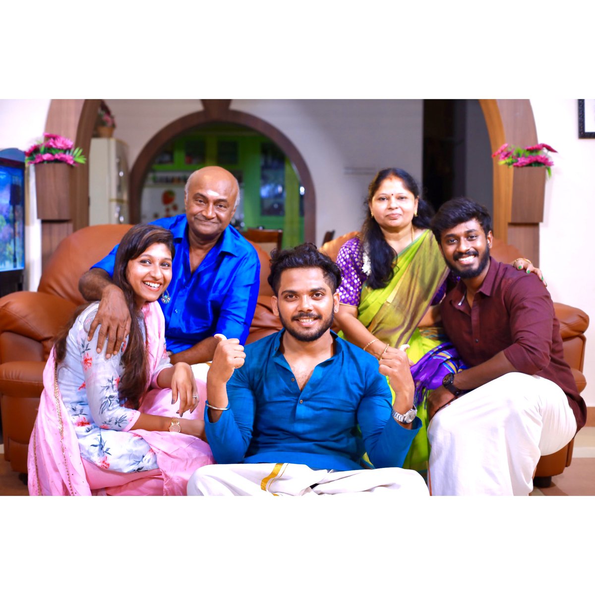 the_selva_'s tweet photo. Fav family😍♥️
Lovely diwali talk with my Nanbi @ishwarya_baaskar sir& bro #Adithyabaskar & MS Baskar & Sheela Amma😍♥️
Convo 👉🏻 https://t.co/4ADHOqflIt https://t.co/0Rb0FZh9UZ