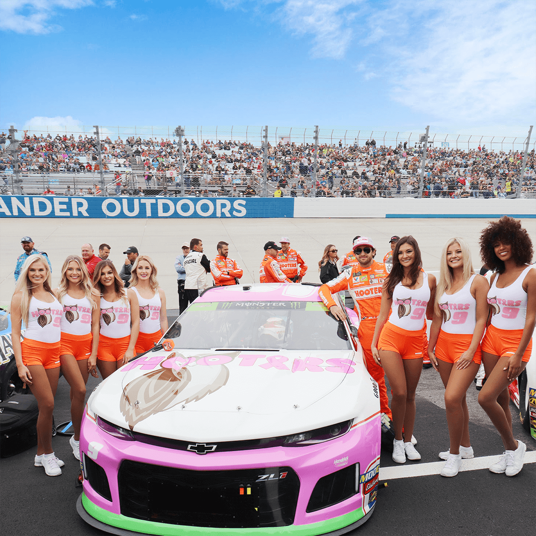 Don't miss our #GiveAHoot Racing Raffle for a chance to win <a href="/chaseelliott/">Chase Elliott</a>'s race-worn gloves, shoes or even a trip to a 2020 race! Details 👉 Hooters.com/giveahootraffle

#di9