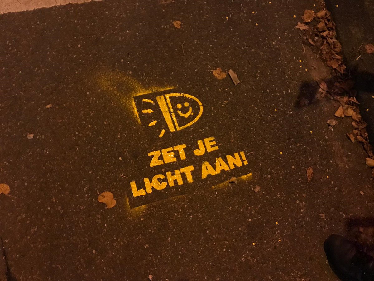 gemwijdemeren's tweet photo. Zet je licht aan! In de winter fietsen we vaker in het donker. Goede fietsverlichting verkleint de kans op een aanrijding met 20%. Dus check je lampen en zet ze aan voor je op de fiets stapt! Politie en boa's brachten afgelopen week her en der  een geheugensteuntje aan... 👍 https://t.co/HRL2r6T94n