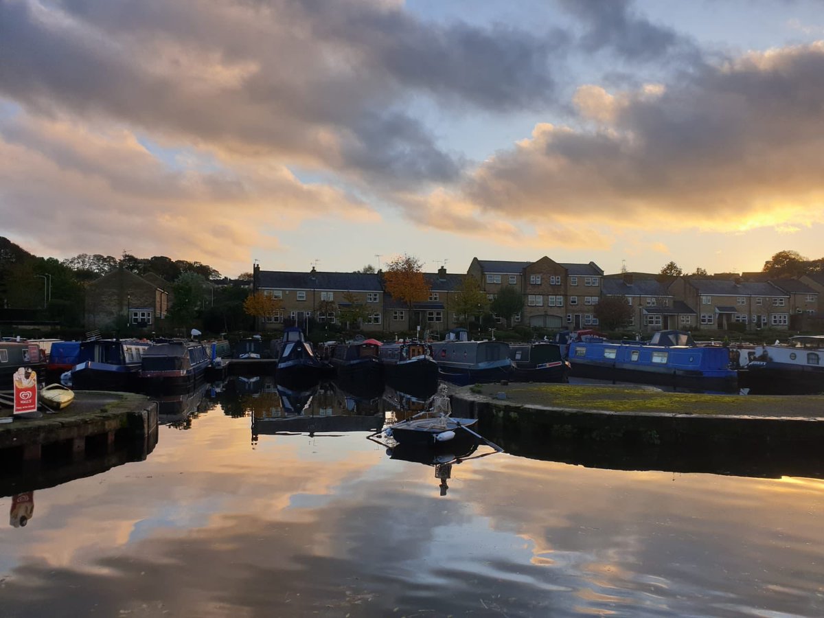 Spooky goings on at the marina! 🎃