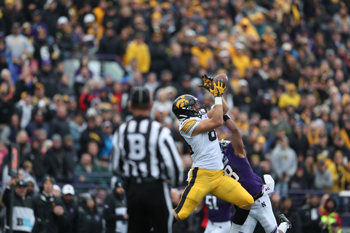 HawkeyeFootball's tweet photo. LaPorta with LaCatch | #Hawkeyes https://t.co/FT0qvaWnaZ